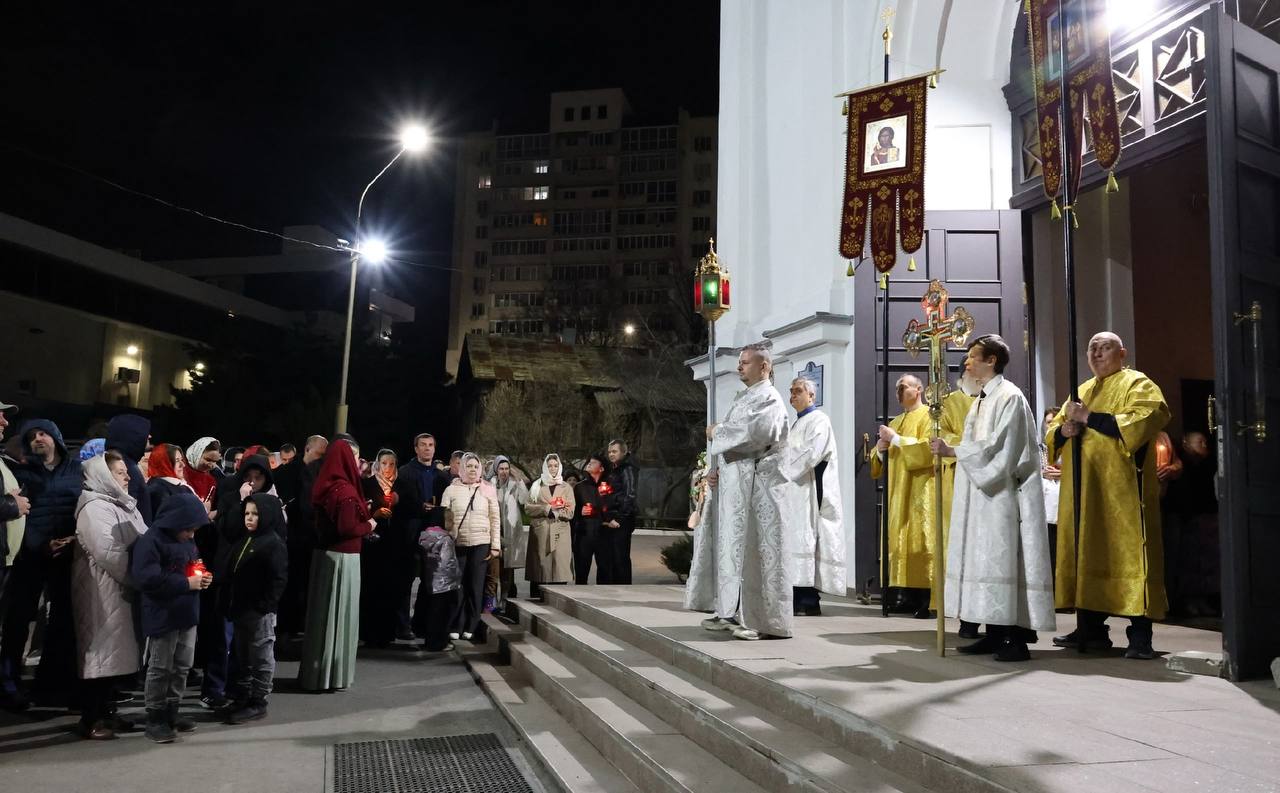 Более 20 тысяч саратовцев посетили богослужения в пасхальную ночь